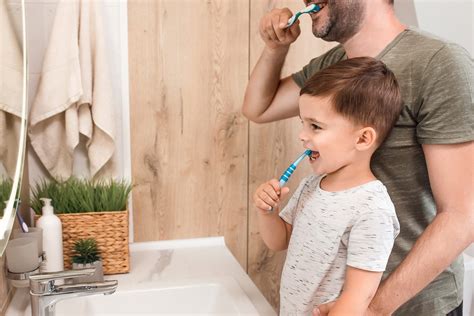 Kind beim Zähneputzen