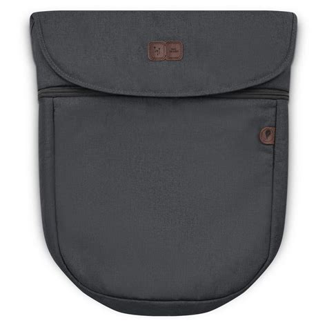 Detailansicht der Gurtschlitze und des Reissverschlusses am ABC Design Fusssack.