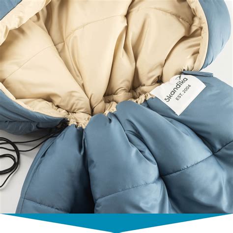 Detailaufnahme des weichen Innenfutters und der windabweisenden Aussenmaterialien des Fusssacks.