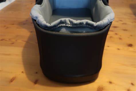 Details der Klettverschlüsse und Polsterung des Thule Sitzverkleinerers