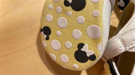 Vergleichsgrafik, die die Merkmale von Krabbelschuhen (weich, sockenähnlich) und Lauflernschuhen (etwas festere Sohle, mehr Halt) gegenüberstellt