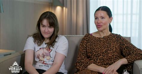 Gründerin von KOKADI, Ceyda Temur, mit ihrer Tochter