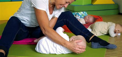 Babys führen spielerische Bewegungen im Wasser aus, unterstützt durch Infant Handling