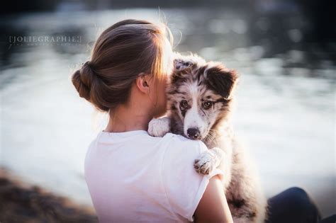Frau mit Hundewelpen