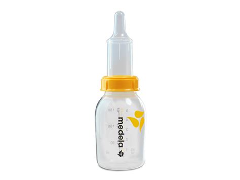 Nahaufnahme des Medela Fingerfeeders, der an einer Spritze befestigt ist