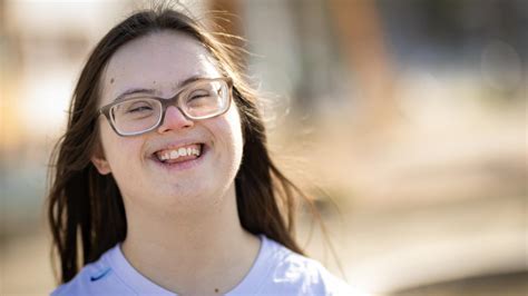 Foto einer Frau mit Down-Syndrom in verschiedenen Lebensphasen.