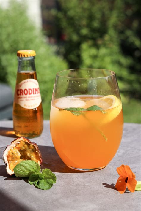 Darstellung eines Glases Crodino mit Orangenscheibe und Eiswürfeln