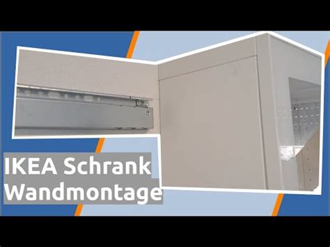 Detailansicht der Rückseite eines Schranks, auf der das Klebeband der Schranksicherung angebracht ist.