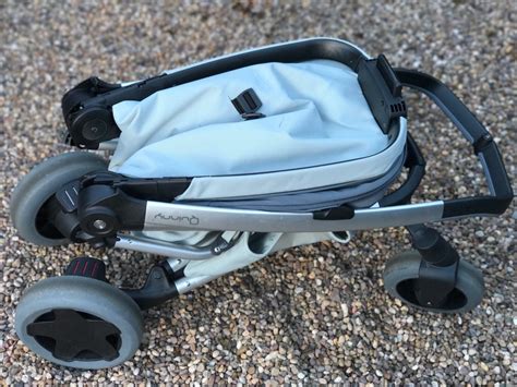 Schema der Einhand-Faltfunktion des Quinny Zapp Flex Plus.