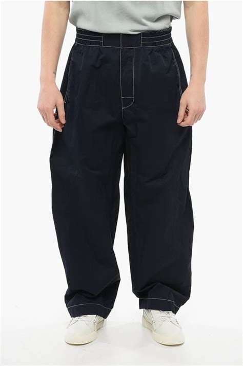 Detailansicht eines genähten Ellenbogenflickens mit sichtbaren Nähten