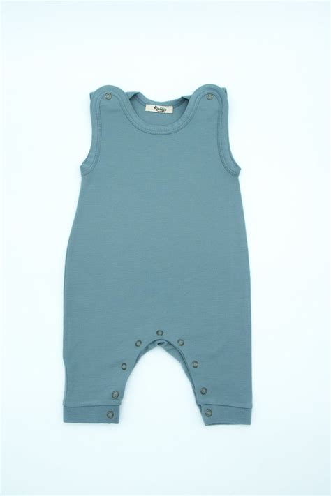 Ein niedlicher Baby-Strampler mit aufgenähten Ellenbogenflicken