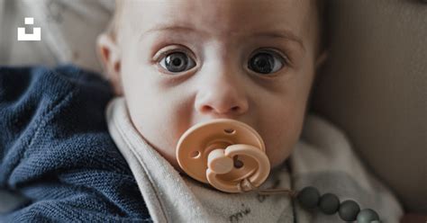 Foto eines zufriedenen Babys mit einem Schnuller aus Naturkautschuk