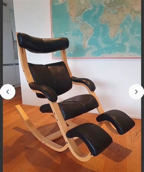 Illustration eines Stokke/Varier Gravity Sessels mit hervorgehobener Sitzfläche zur Veranschaulichung der Verschleißzonen.