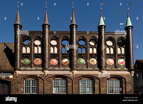 Architektonische Fassade des Alten Rathauses Bielefeld mit Stadtwappen