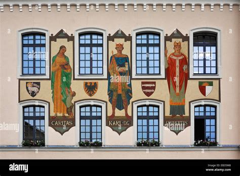 Freimaurersymbole und Inschriften an der Fassade des Alten Rathauses