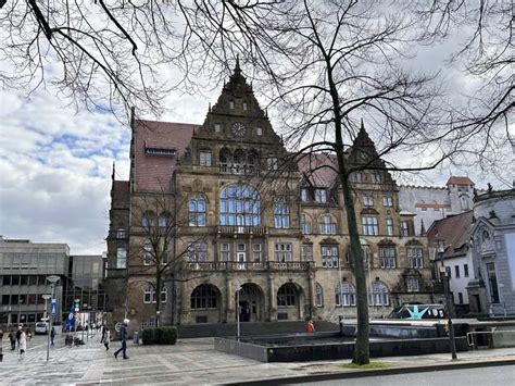Plastik „Passione per l’arte” von Sandro Chià auf dem Rathausplatz