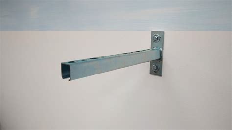 Detailansicht der Wandhalterung und der zu verwendenden Schrauben