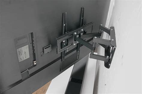 Darstellung der Montage des Gitters an den Wandhalterungen mit Angabe von Winkeln und Abständen