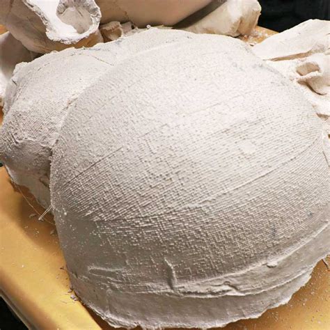 Gipsabdruck eines Babybauchs, der auf einem Tisch trocknet