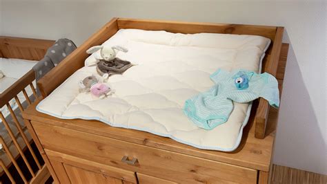 Detailaufnahme einer weichen, gepolsterten Wickelauflage aus Baumwolle