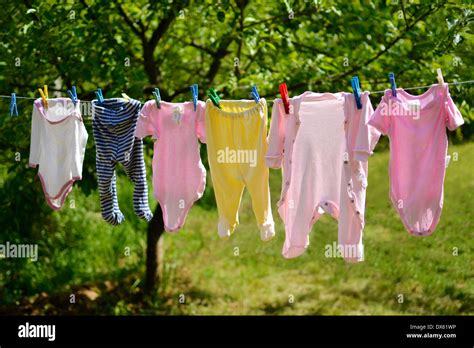 Babykleidung trocknet in der Sonne auf einer Wäscheleine