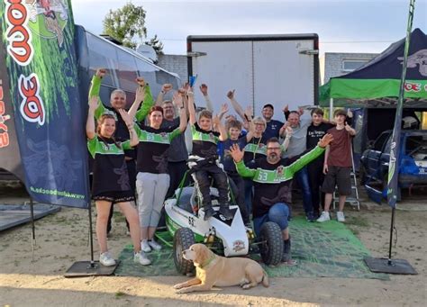 Eine Auswahl verschiedener Mini RC-Buggys in Aktion.