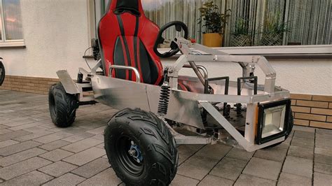 Ein Mini RC-Buggy fährt durch einen Hindernisparcours in einem Wohnzimmer.