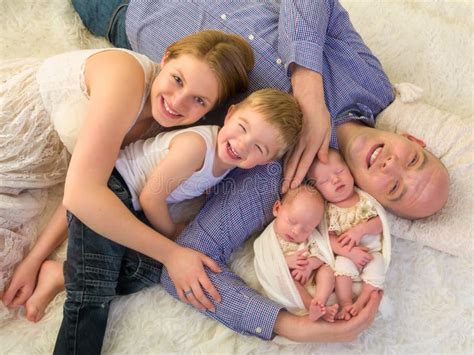 Symbolbild einer Familie mit Zwillingen