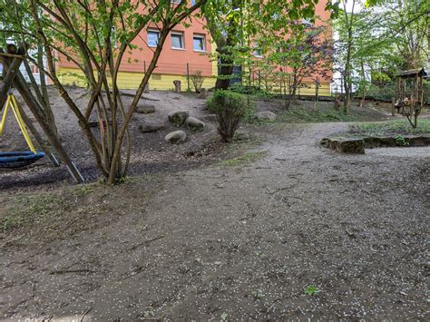 Foto des kindgerecht gestalteten Raumes und des Außengeländes der KaBo Kinderkirche