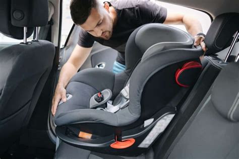 Detailaufnahme eines Isofix-Anschlusses im Auto, mit Fokus auf die korrekte Verankerung.