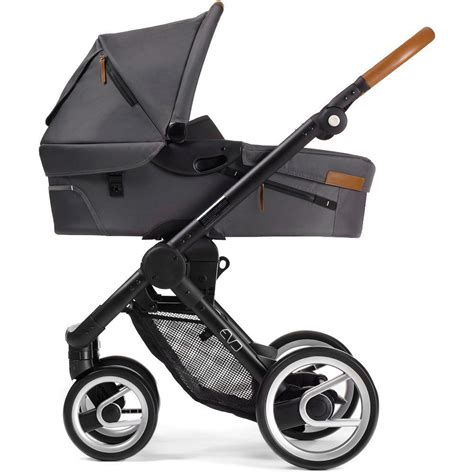 Collage verschiedener Mutsy Kinderwagen-Editionen mit unterschiedlichen Farb- und Materialakzenten