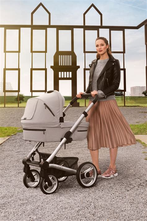 Detailaufnahme der robusten Räder eines Mutsy Kinderwagens auf unebenem Untergrund