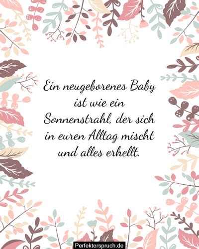 Ein Neugeborenes, das von seinen Eltern liebevoll angeschaut wird