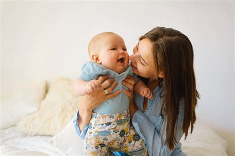 Eine Mutter spielt mit ihrem Baby das 
