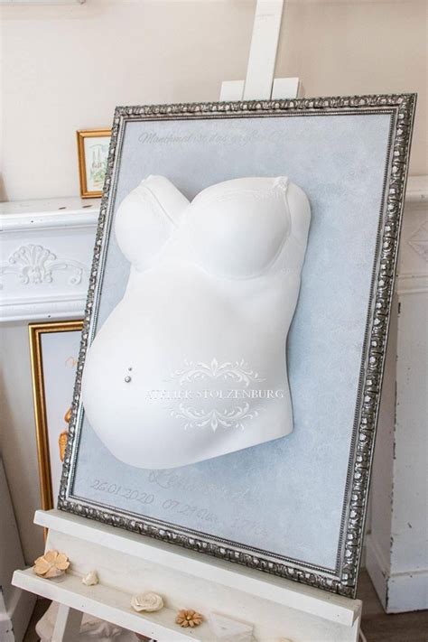 Gipsabdruck Babybauch in weiß mit schlichter Dekoration