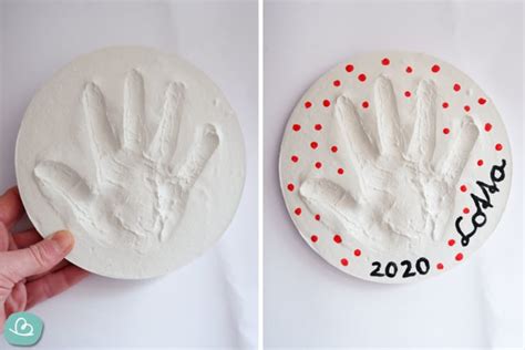Baby Handabdruck in Gips mit Datum und Namen