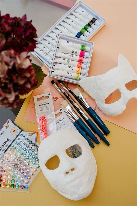 Gipsmaske mit befestigten Katzenohren und bunten Farben