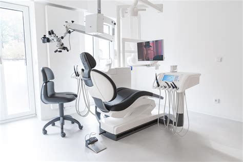 Foto einer modernen und freundlichen Zahnarztpraxis