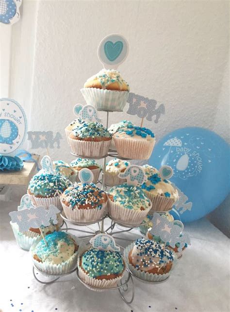 Bunte und liebevoll dekorierte Cupcakes für eine Babyparty