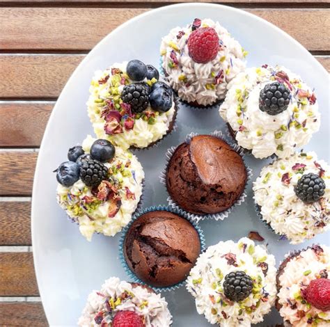 Foto von Cupcakes mit frischen Beeren und Zitronentorte