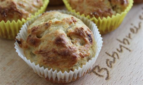 Baby, das einen gesunden Bananenmuffin als Fingerfood isst