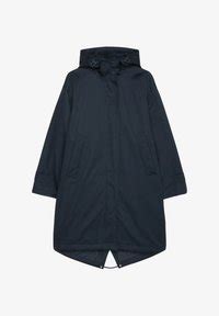 Detailansicht einer Regenjacke mit wasserabweisender Oberfläche