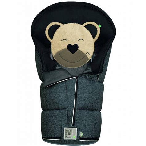 Ein Baby, das warm und gemütlich in einem Odenwälder Fußsack in einem Kinderwagen sitzt.