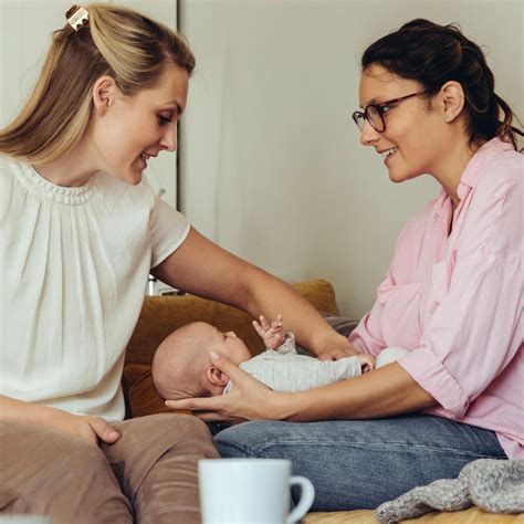Hebamme im Gespräch mit einer werdenden Mutter