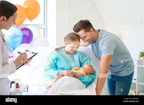 Familie mit Neugeborenem im Patientenzimmer