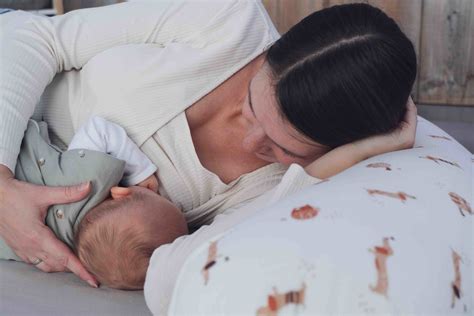 Hebamme erklärt einer Mutter verschiedene Stillpositionen