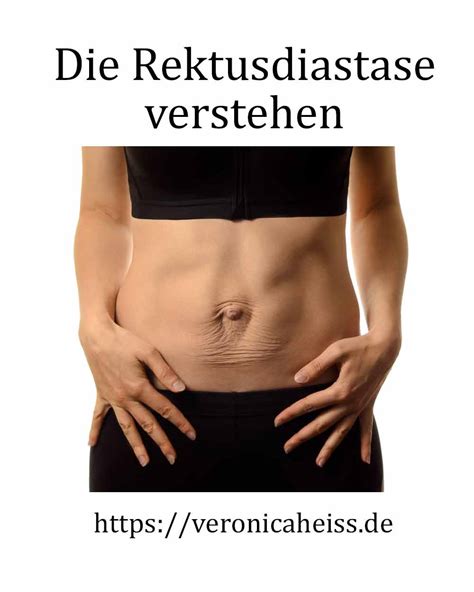 Eine Frau tastet ihren Bauch ab, um eine Rektusdiastase zu ertasten.