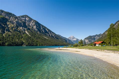 Blick auf den Plansee mit Blick auf das Hotel Forelle am Horizont