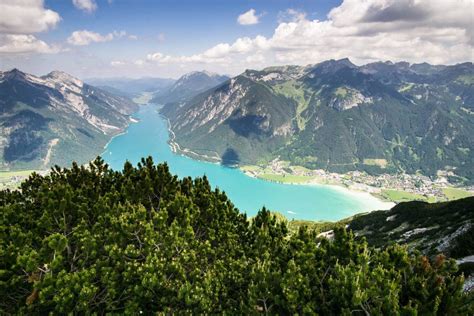 Panoramablick auf den türkisfarbenen Achensee mit den umliegenden Bergen