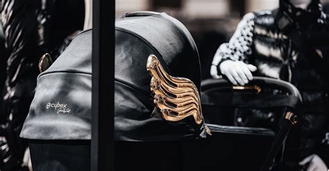 Detailaufnahme des Fußsacks der CYBEX by Jeremy Scott Kollektion mit goldenen Flügel-Applikationen.